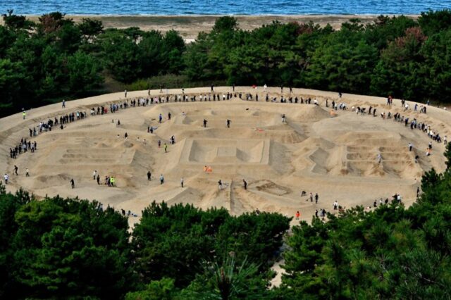 春季銭形砂絵「寛永通宝」砂ざらえ
