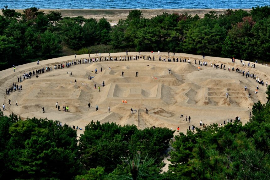 春季銭形砂絵「寛永通宝」砂ざらえ