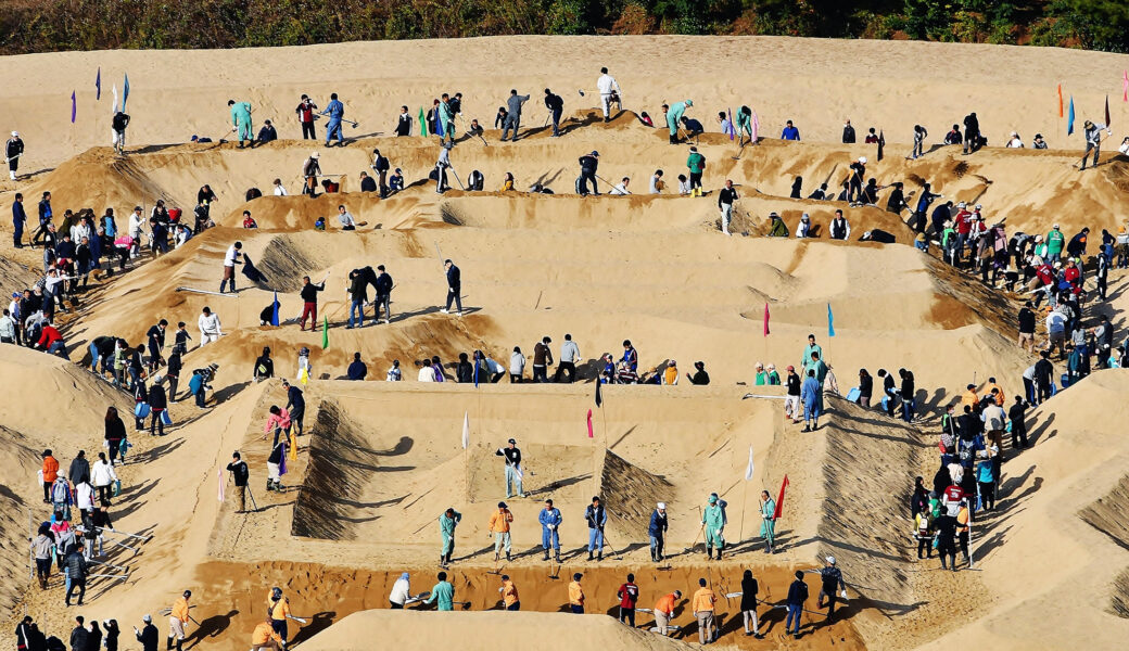 琴弾公園内銭形砂絵で「銭形砂絵『寛永通宝』砂ざらえ」が2026年10月31日 (土)に開催